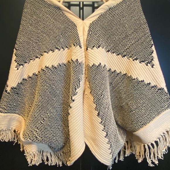 Fringed Tan and Black Sweater Poncho NWT - Picture 7 of 8